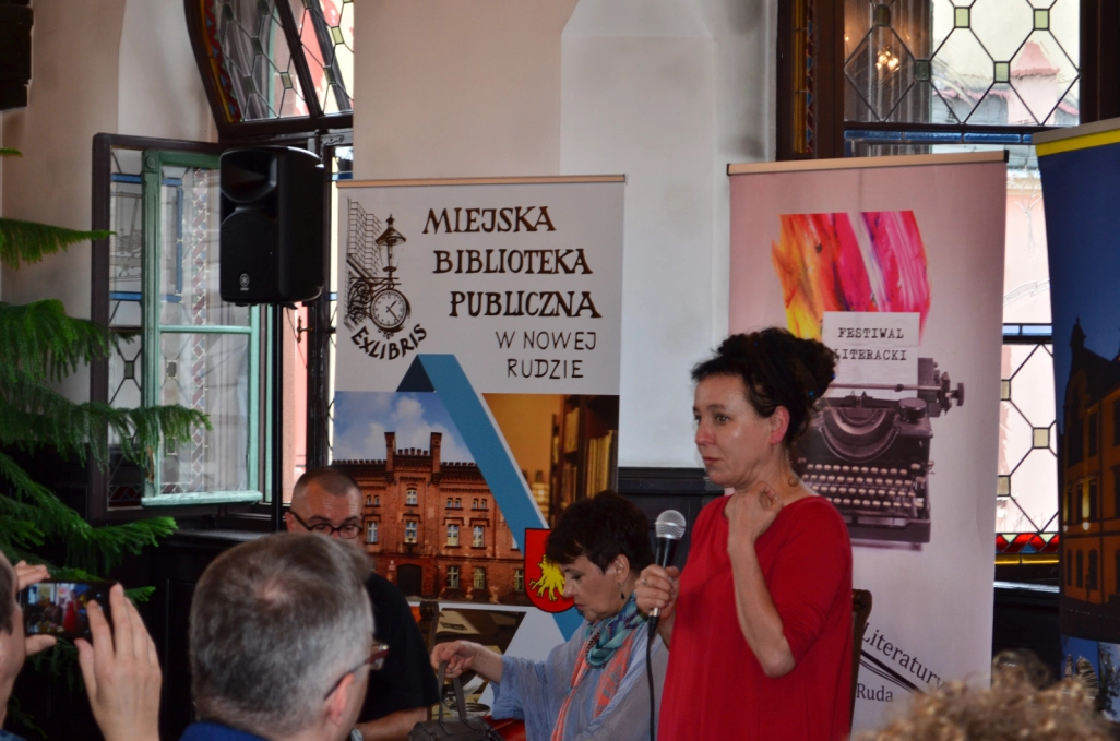 Olga Tokarczuk odpowiadająca na pytania publiczności podczas Festiwalu Góry Literatury - powiększenie