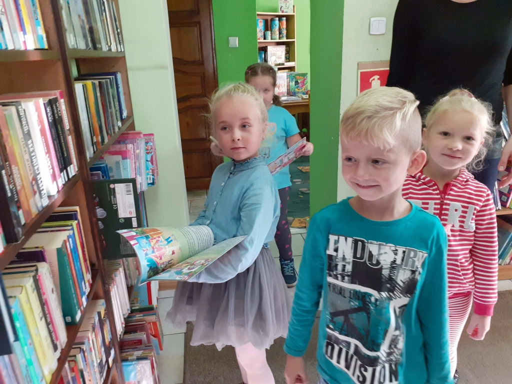 Dzieci ze SP Nr 7 przeglądający książki dla najmłodszych - powiększenie