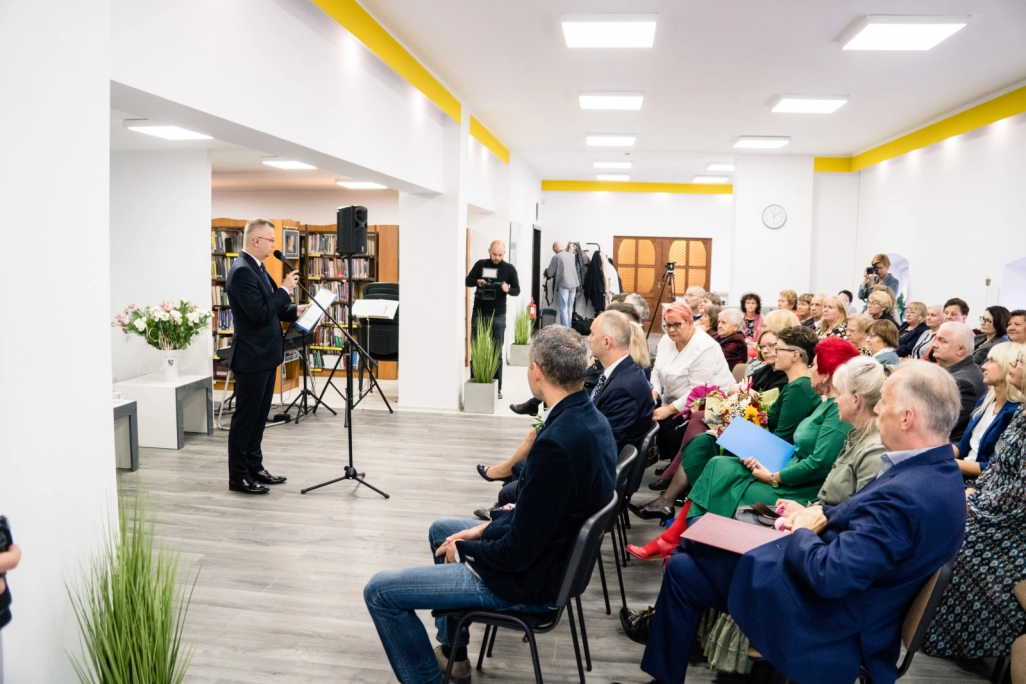 Dyrektor Biblioteki Sławomir Drogoś przemawia do gości zgromadzonych w Czytelni MBP - powiększenie