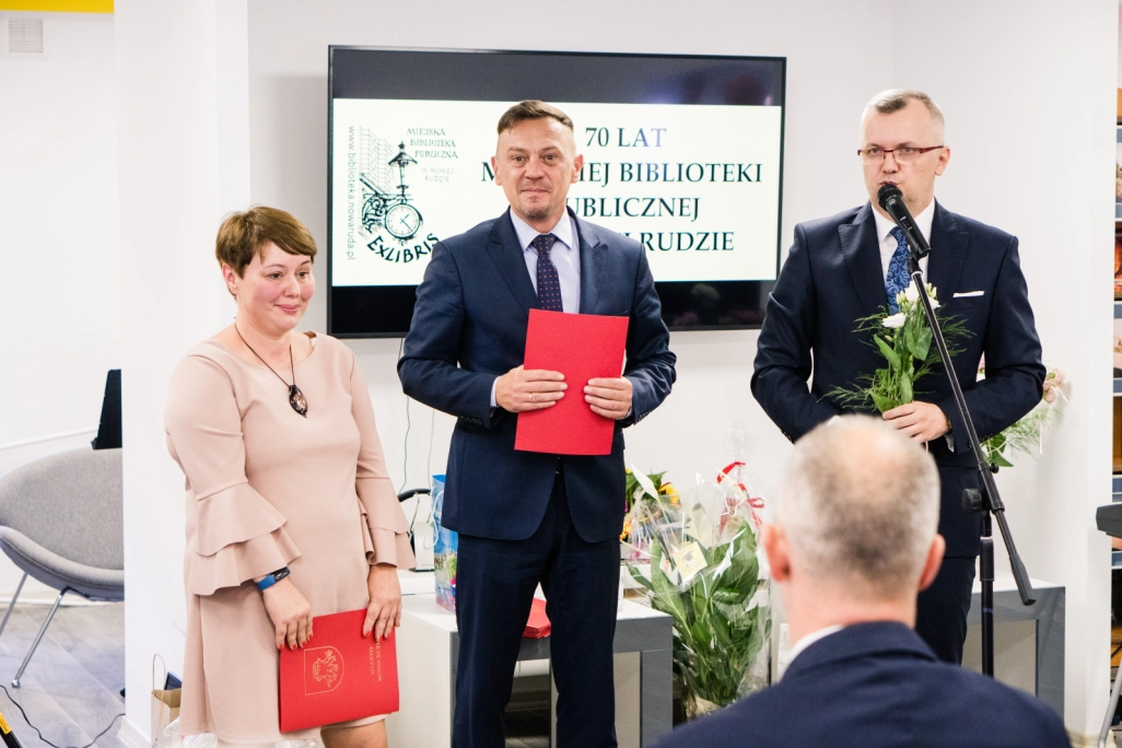 Dyrektor MBP w towarzystwie Burmistrza Miasta oraz kierowniczki Czytelni - powiększenie