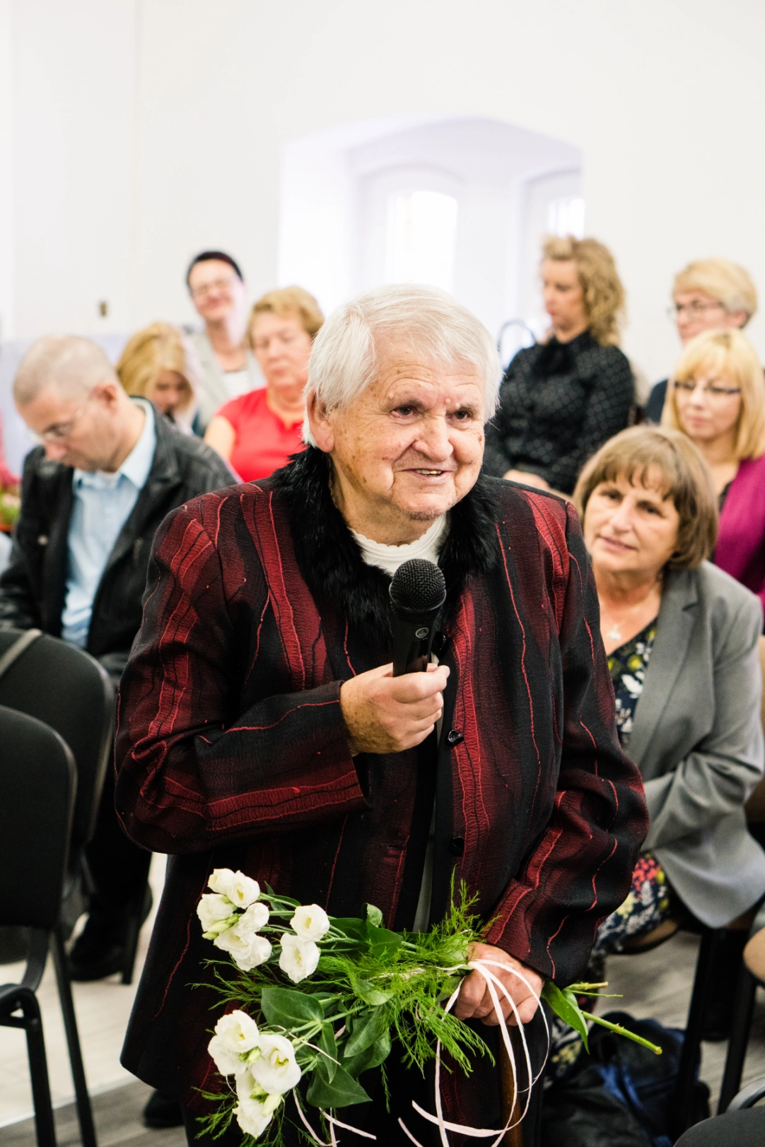 Melania Bazała - emerytowany Dyrektor Biblioteki składa gratulacje z okazji jubileuszu - powiększenie