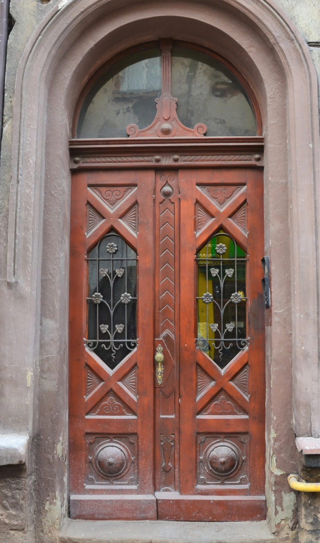 Zabytkowe drzwi wejściowe do jednej z kamienic w Nowej Rudzie - powiększenie