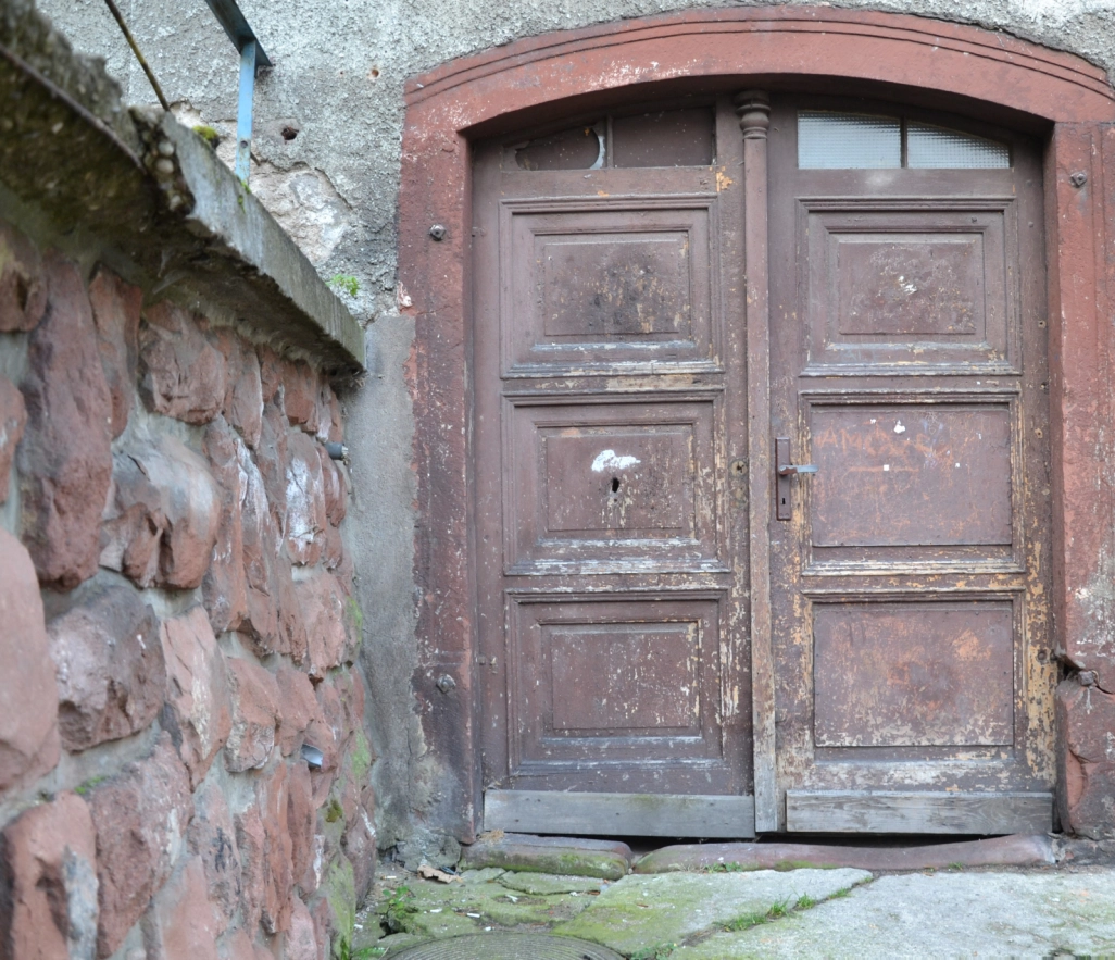 Zabytkowe drzwi wejściowe do kamienicy na ulicy Kościelnej - powiększenie