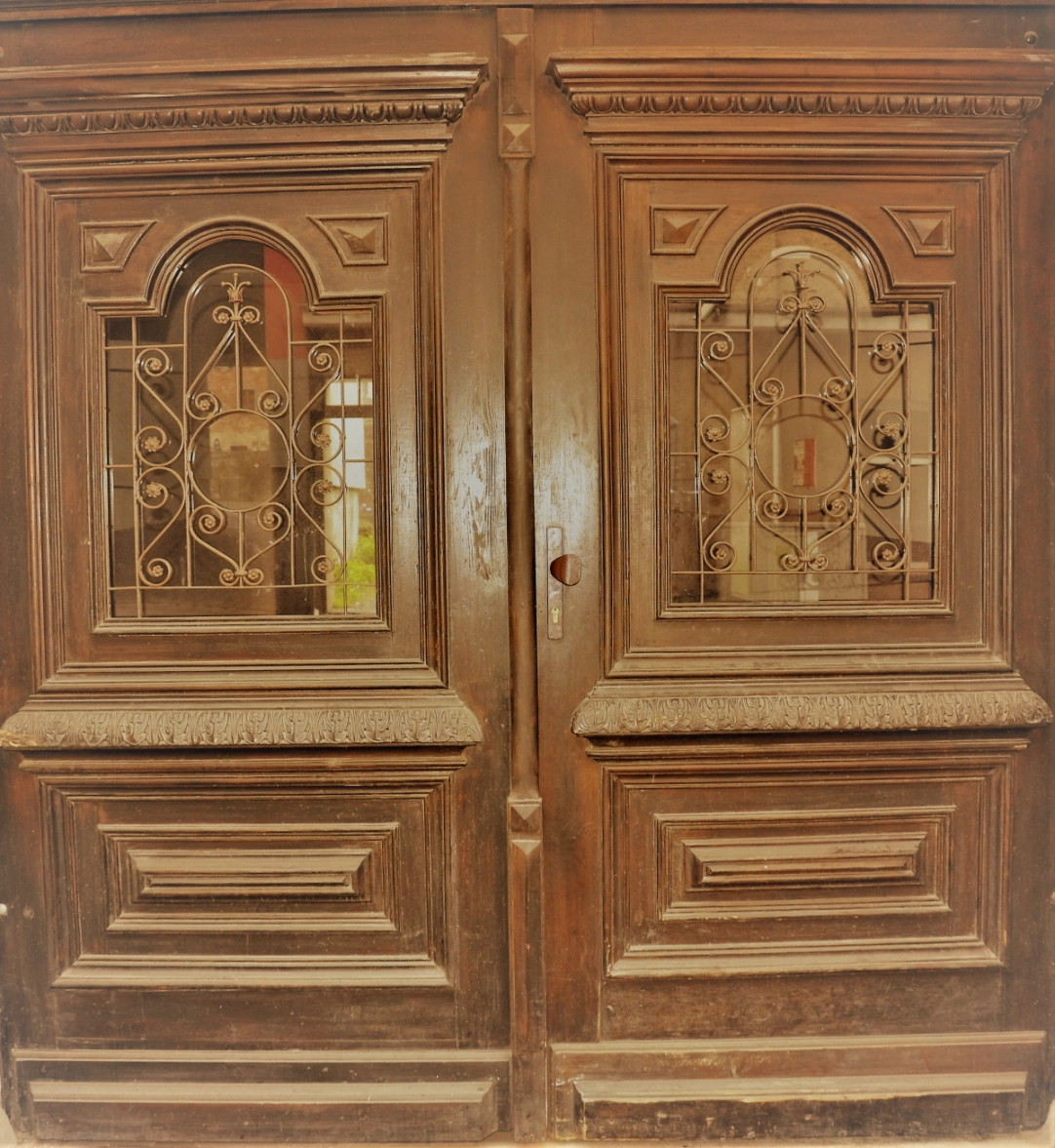 Zabytkowe drzwi wejściowe do jednej z kamienic w Nowej Rudzie - powiększenie