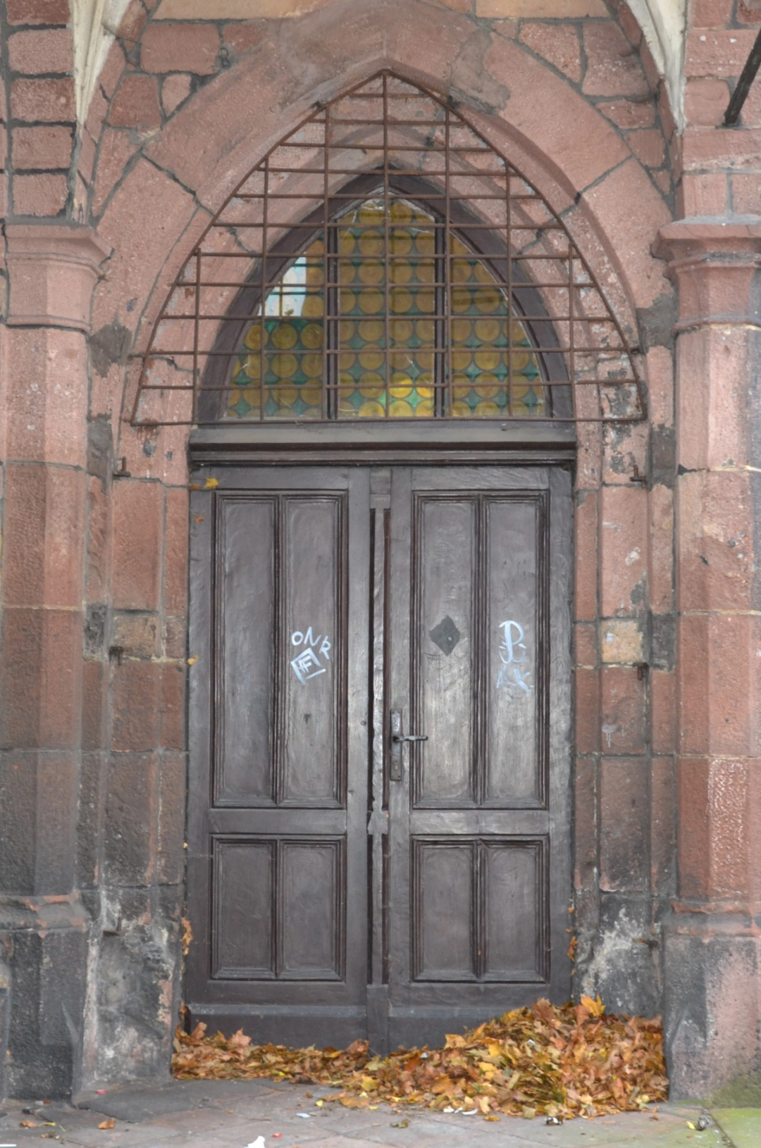 Drzwi wejściowe do kościoła pod wezwaniem Bożego Ciała w Nowej Rudzie - powiększenie