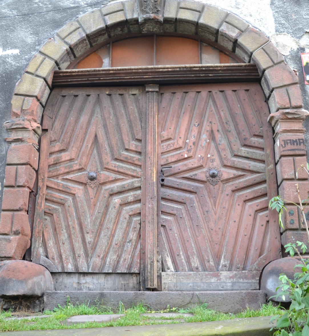 Zabytkowe drzwi wejściowe na ulicy Kościelnej w Nowej Rudzie - powiększenie