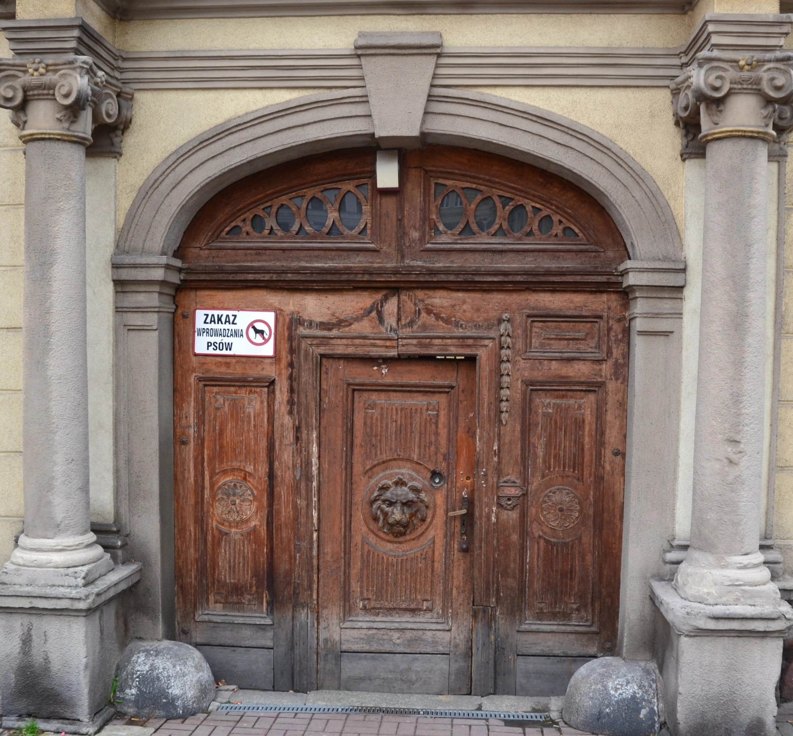 Brama wejściowa do pałacu Stillfriedów przy noworudzkim rynku - powiększenie