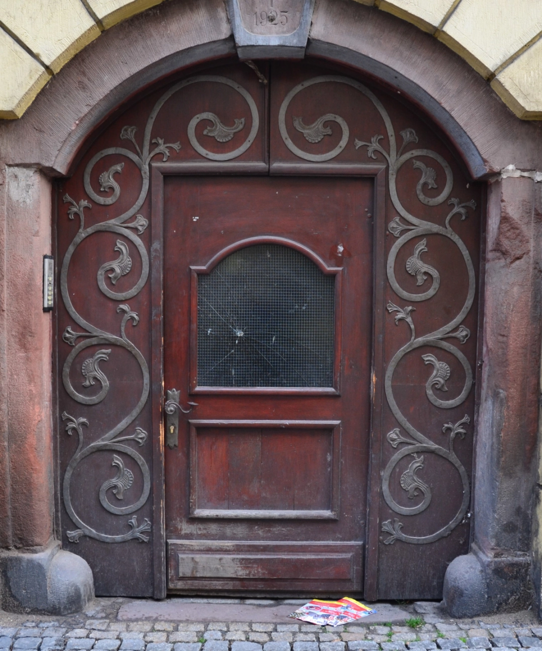 Zabytkowe drzwi wejściowe na ulicy Piastów w Nowej Rudzie - powiększenie