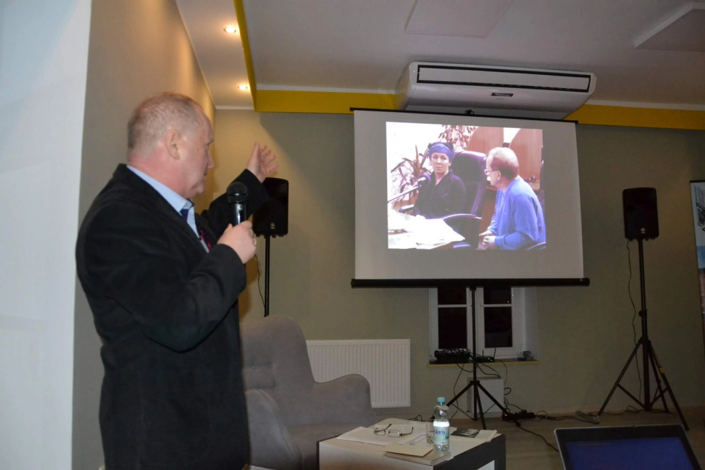 Karol Maliszewski podczas prezentacji multimedialnej poświęconej Oldze Tokarczuk - powiększenie