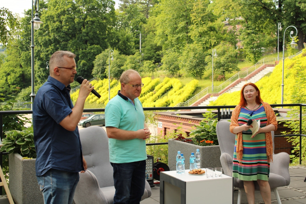 Dyrektor Biblioteki Sławomir Drogoś, Karol Maliszewski oraz Renata Zając z wydawnictwa Pasaże - powiększenie