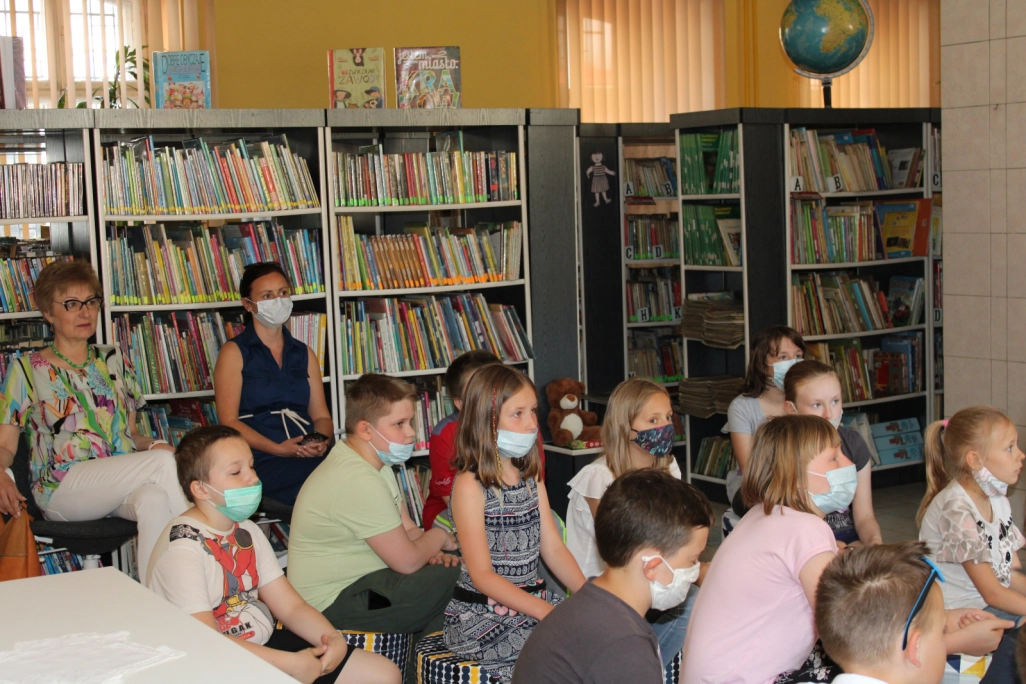 Uczniowie wraz z nauczycielami podczas spotkania z Agnieszką Urbańską w Oddziale dla Dzieci - powiększenie