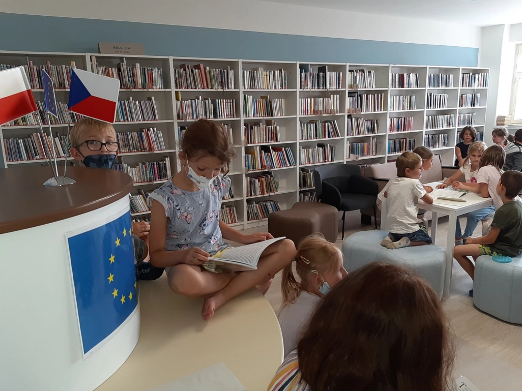 Młodzi uczestnicy warsztatów w bibliotece w Broumovie - powiększenie