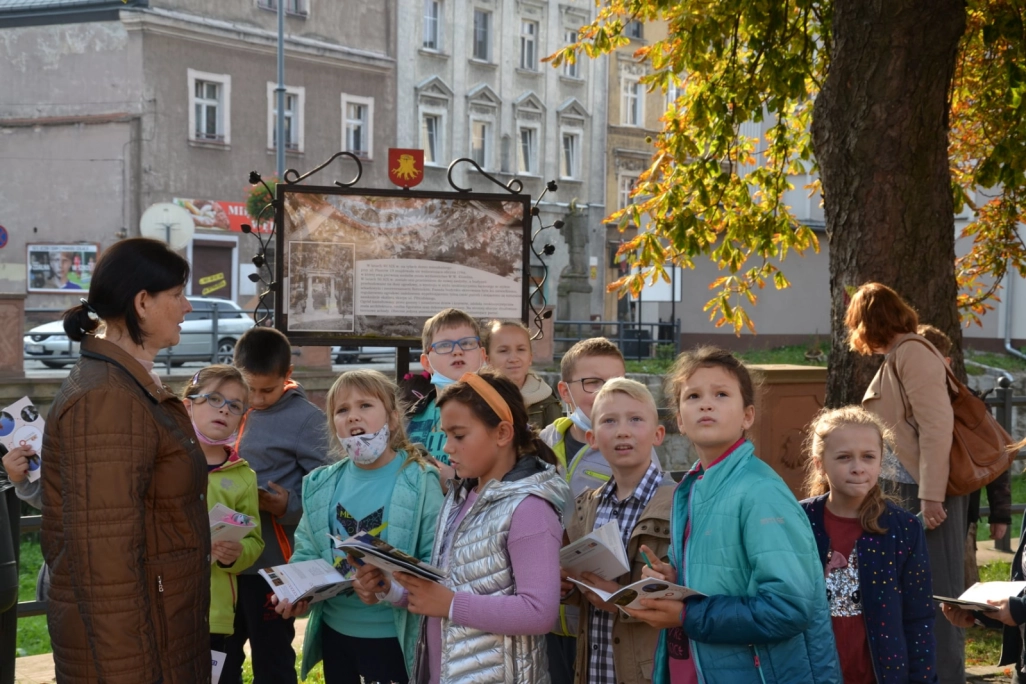 Uczestnicy warsztatów wraz bibliotekarką Małgorzatą Ciechanowską przy ulicy Nadrzecznej - powiększenie
