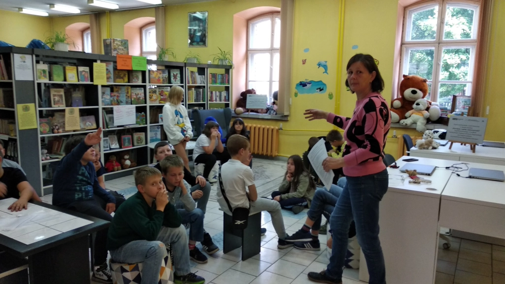 Małgorzata Ciechanowska prowadząca zajęcia, wraz z grupą uczniów w Oddziale dla Dzieci - powiększenie