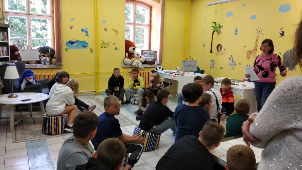 Uczniowie SP Nr 2 podczas zajęć w Oddziale dla Dzieci - powiększenie