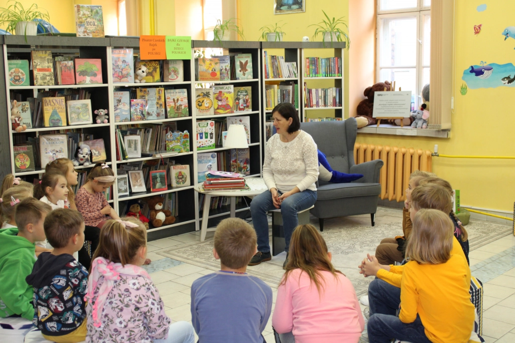 Grupa uczniów słucha prowadzącej zajęcia Małgorzaty Ciechanowskiej - powiększenie