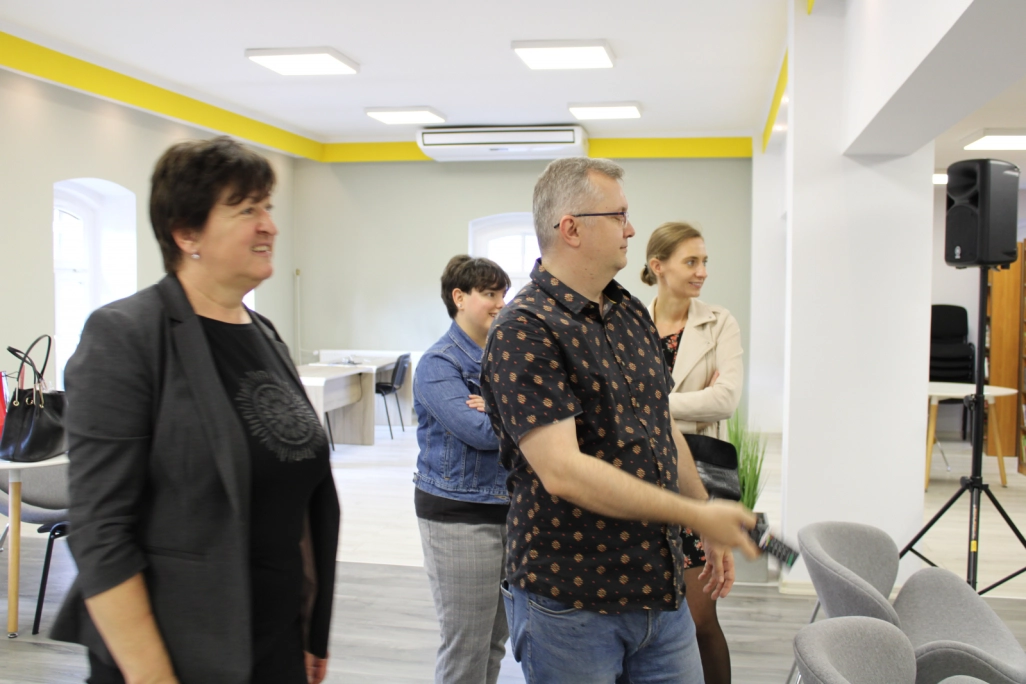 Dyrektor Biblioteki prezentuje gościom z Czech niedawno wyremontowaną Czytelnię - powiększenie