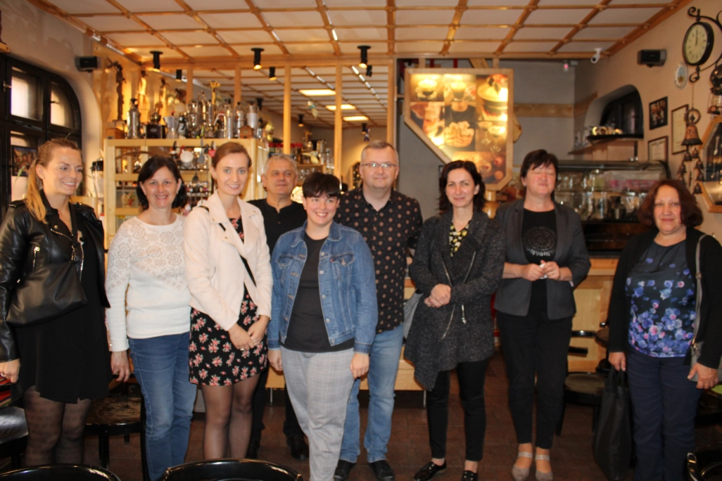 Wspólne zdjęcie uczestników projektu w kawiarni Biała Lokomotywa - powiększenie
