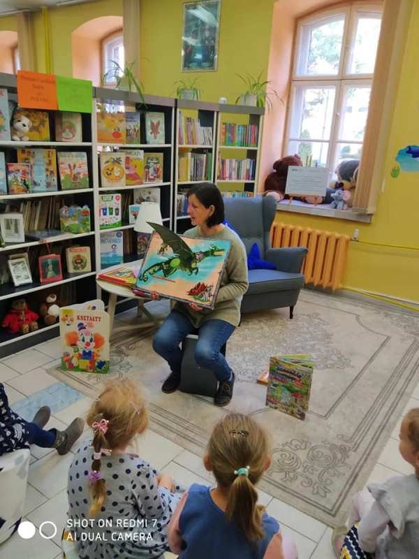 Małgorzata Ciechanowska prezentuje przedszkolakom trójwymiarową książkę o smokach - powiększenie