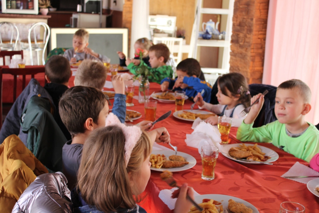 Dzieci podczas poczęstunku w restauracji Rycerska w Miejskim Ośrodku Kultury - powiększenie
