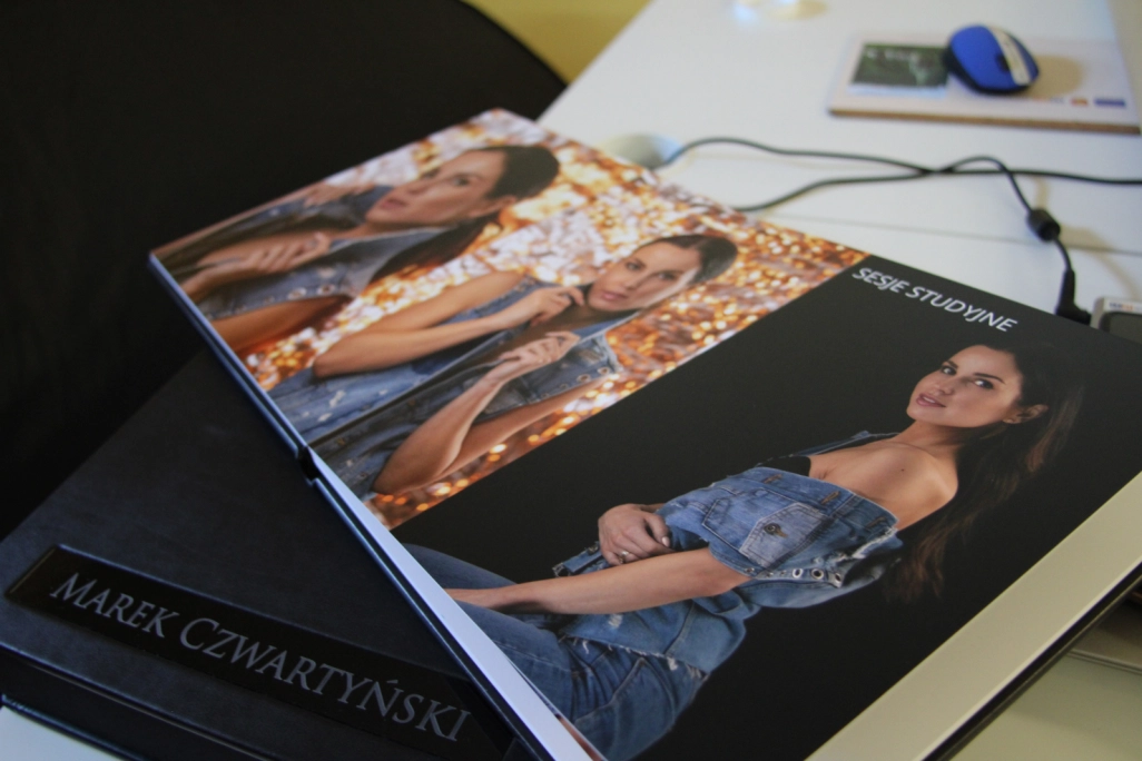 Zdjęcie albumu autorstwa Marka Czwartyńskiego, prezentujące fotografię portretową - powiększenie