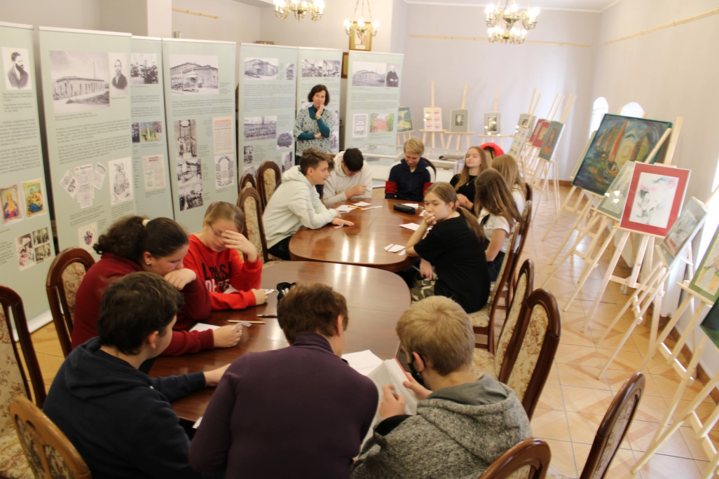 Uczniowie z SP w Drogosławiu uczący się jak korzystać z encyklopedii - powiększenie
