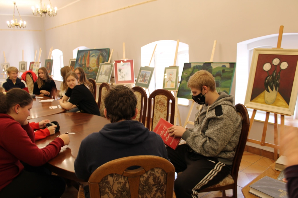 Uczniowie SP w Drogosławiu podczas zajęć w Sali Kominkowej MBP - powiększenie