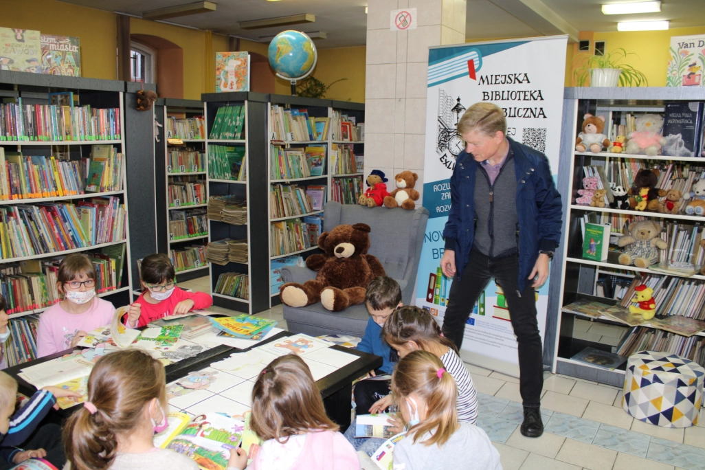 Tłumacz języka czeskiego wraz z grupą dzieci uczestniczącą w warsztatach - powiększenie