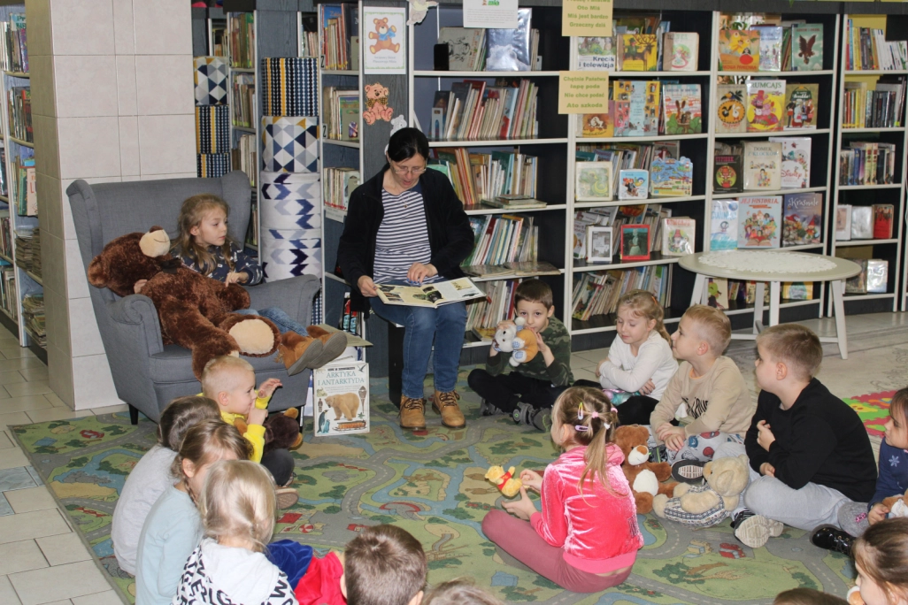 Małgorzata Ciechanowska czyta książkę o misiach grupie przedszkolaków - powiększenie