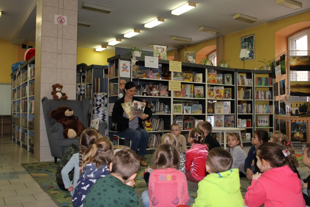 Małgorzata Ciechanowska prezentuje przedszkolakom bajeczki dla najmłodszych - powiększenie