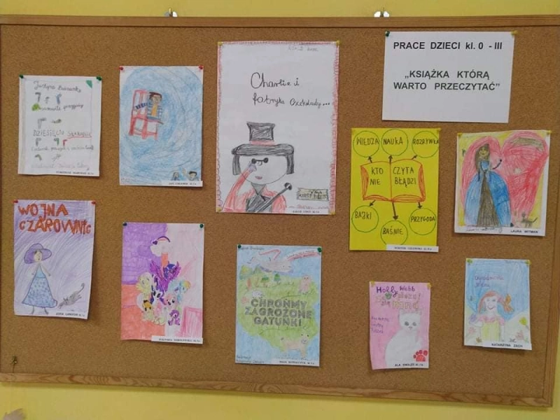 Książki które warto przeczytać - prace uczniów prezentowane na ścianie w Oddziale dla Dzieci - powiększenie