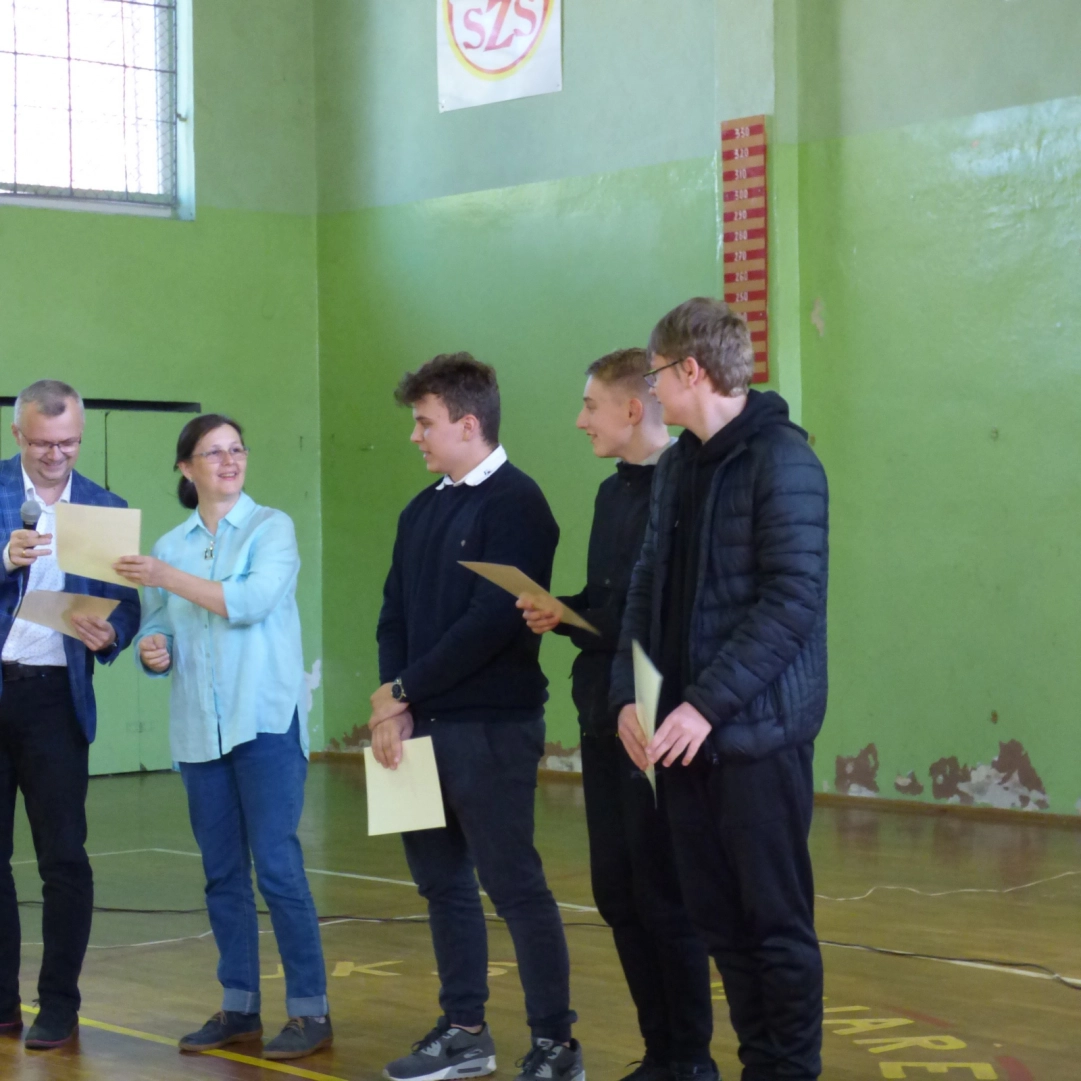 Dyrektor biblioteki i Małgorzata Ciechanowska wręczają nagrody uczniom uczestniczącym w projekcie - powiększenie