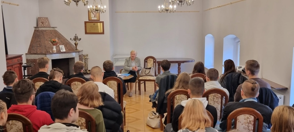 Irena Dąbek przemawia do uczniów zgromadzonych w Sali Kominkowej - powiększenie