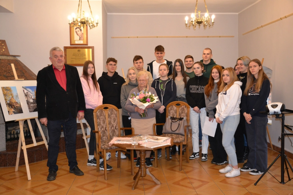 Wspólne zdjęcie uczniów i opiekuna grupy Andrzeja Bechana z Ireną dąbek - powiększenie