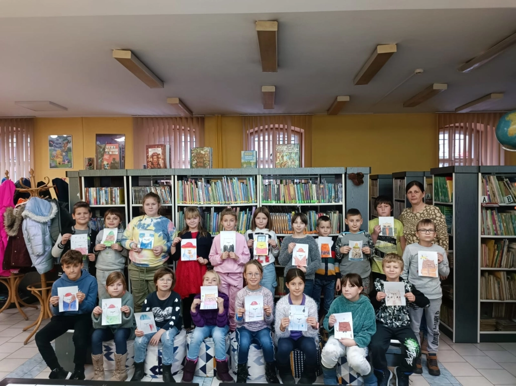 Wspólne zdjęcie grupy dzieci, przedstawiające swoje prace wykonane w Oddziale dla Dzieci - powiększenie