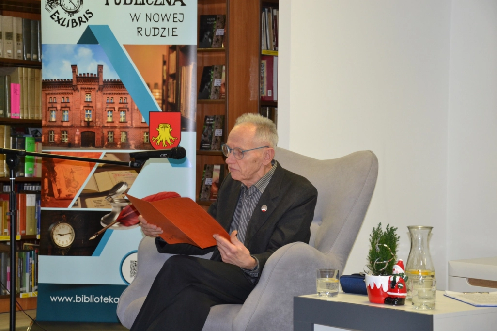 Antoni Matuszkiewicz siedzi w fotelu i czyta - powiększenie