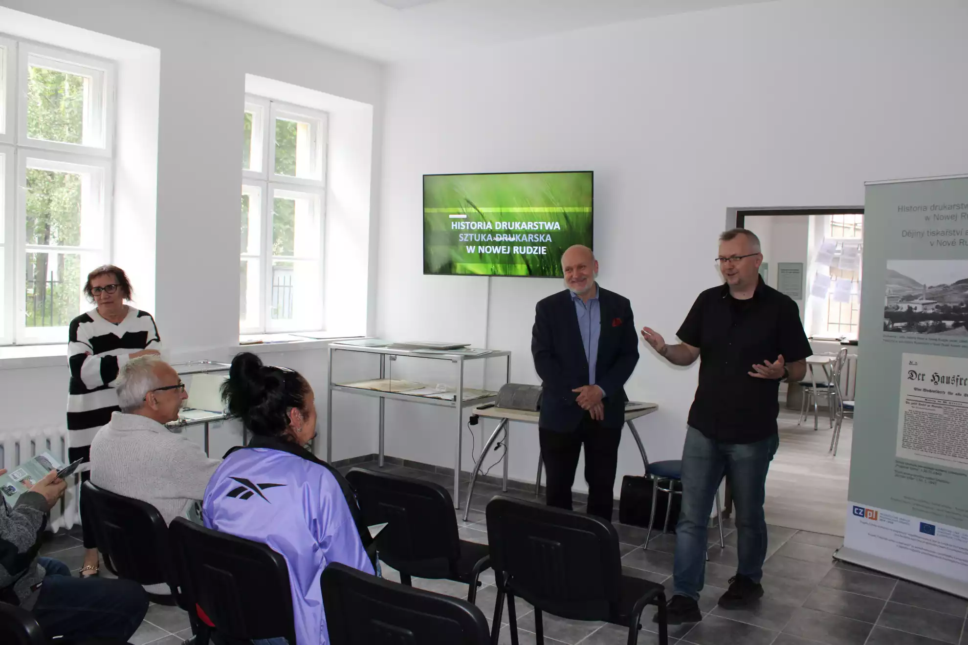Dyrektor biblioteki Sławomir Drogoś i Julian Golak witają gości. - powiększenie