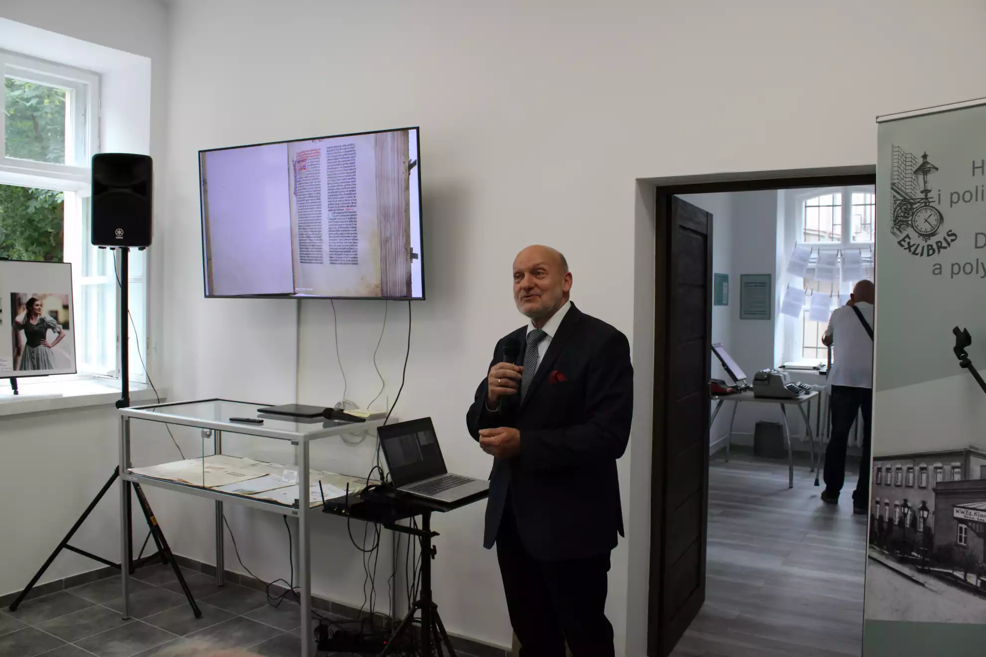 Przewodniczący Społecznego Komitet Utworzenia Muzeum Sztuki Drukarskiej i Poligrafii w Nowej Rudzie Julian Golak prowadzi prezentację poświęconą historii drukarstwa w naszym mieście. - powiększenie