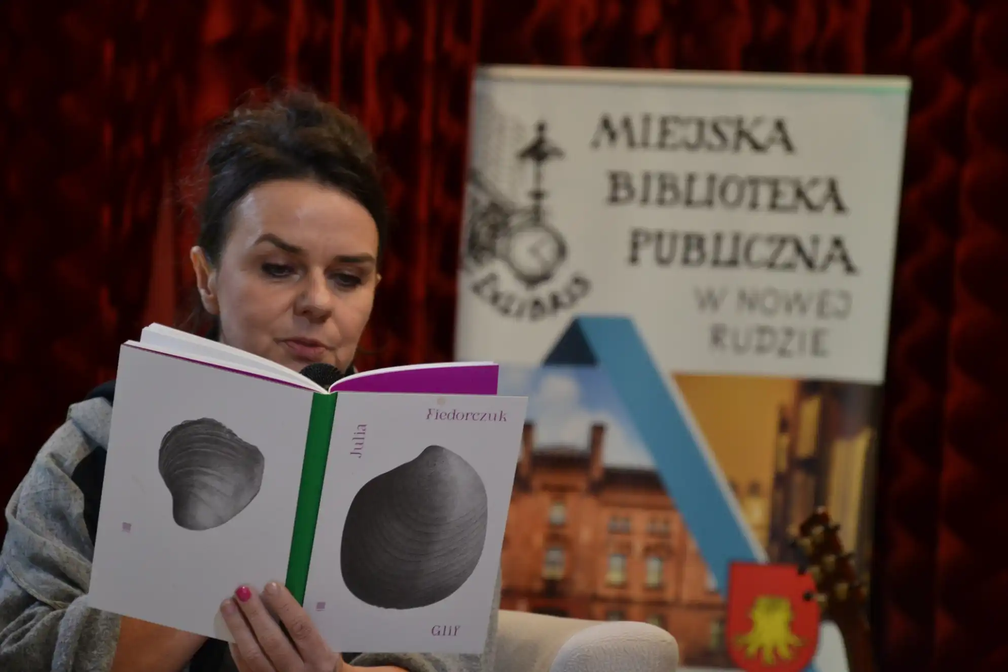 Julia Fiedorczuk czyta fragment swojej książki. - powiększenie