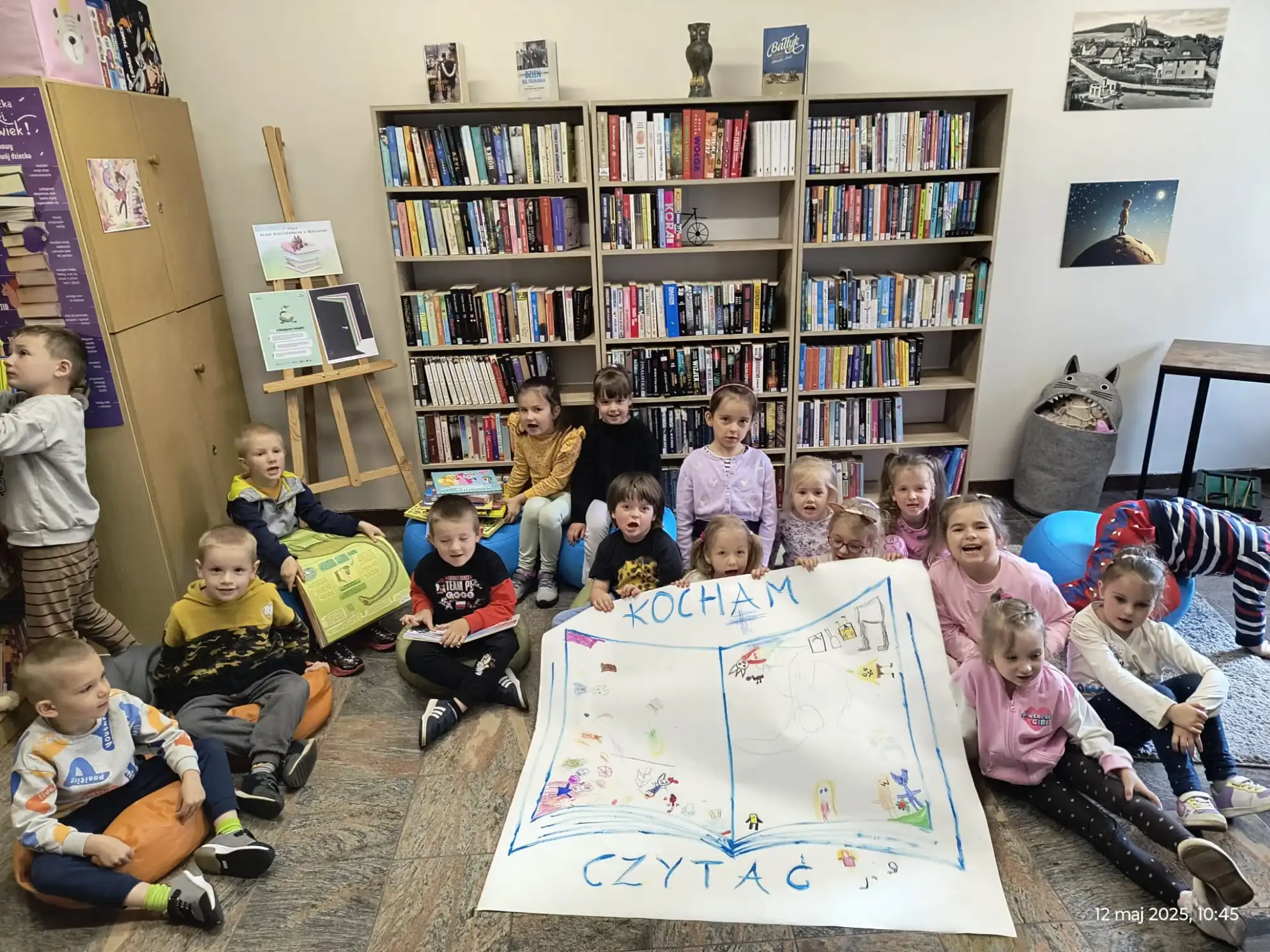 Dzieci prezentują wykonany rysunek.  - powiększenie