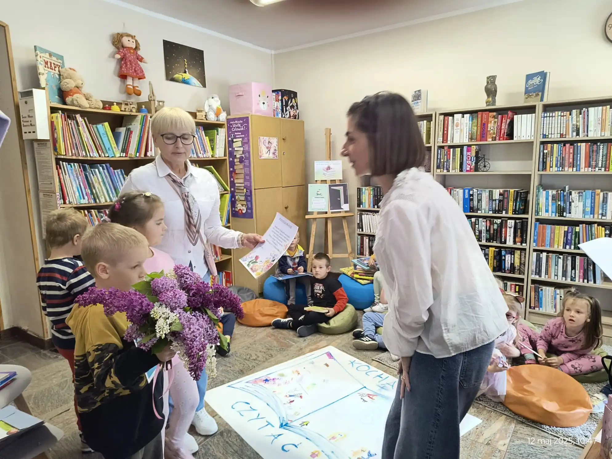 Dzieci składają życzeniaa pani bibliotekarce. - powiększenie