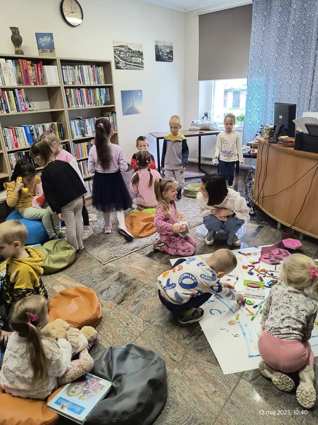 Dzieci rysyją ulubionych bohaterów książek.  - powiększenie