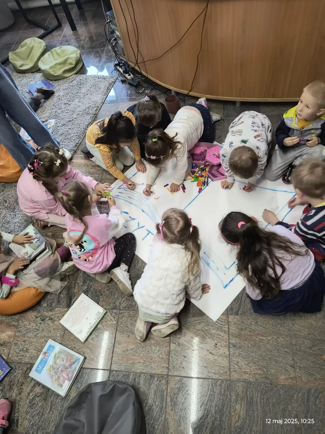Dzieci rysują swoich ulubieńców z bajek.  - powiększenie