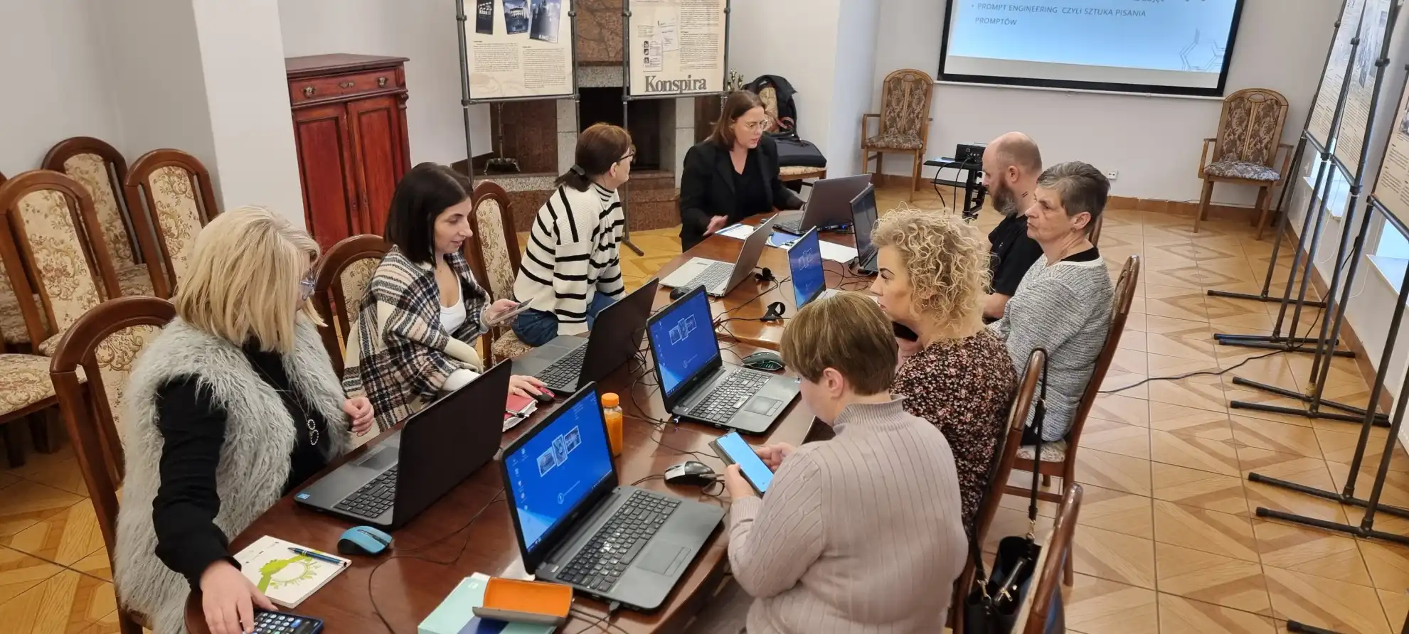Bibliotekarze podczas szkolenia w Sali Kominkowej. - powiększenie