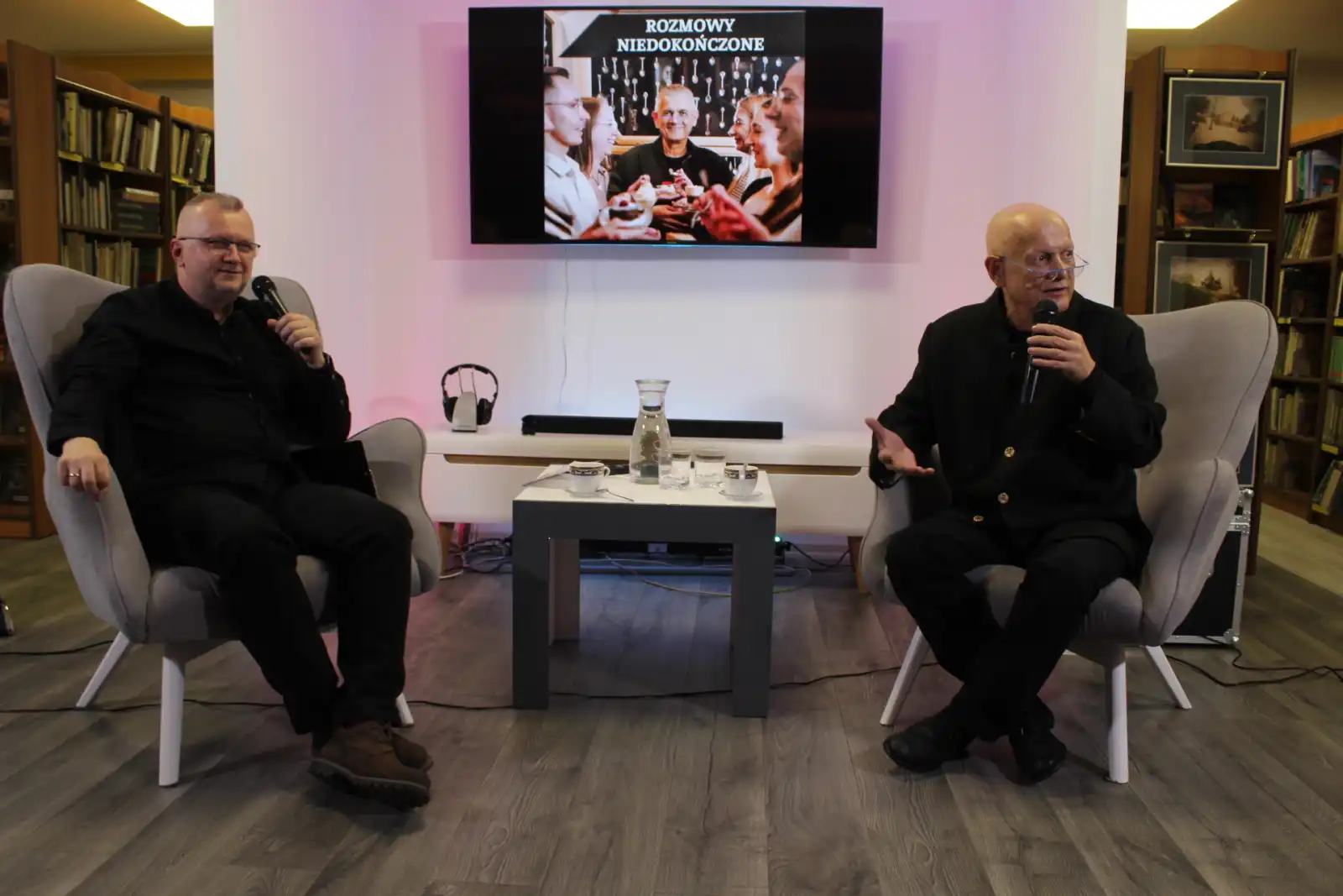 Dyrektor MBP oraz Leszek Kopcio siedzą na fotelach w Czytelni MBP. - powiększenie