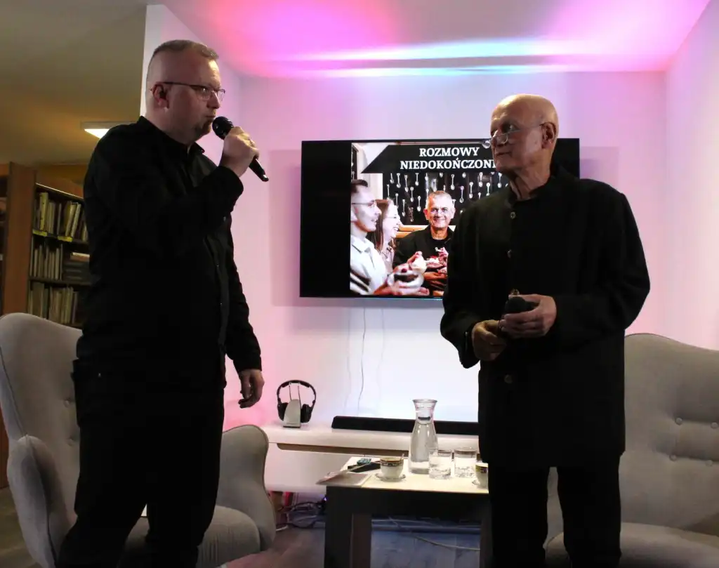 Dyrektor MBP oraz Leszek Kopcio stoją przed zgromadzoną publicznością w Czytelni MBP. - powiększenie