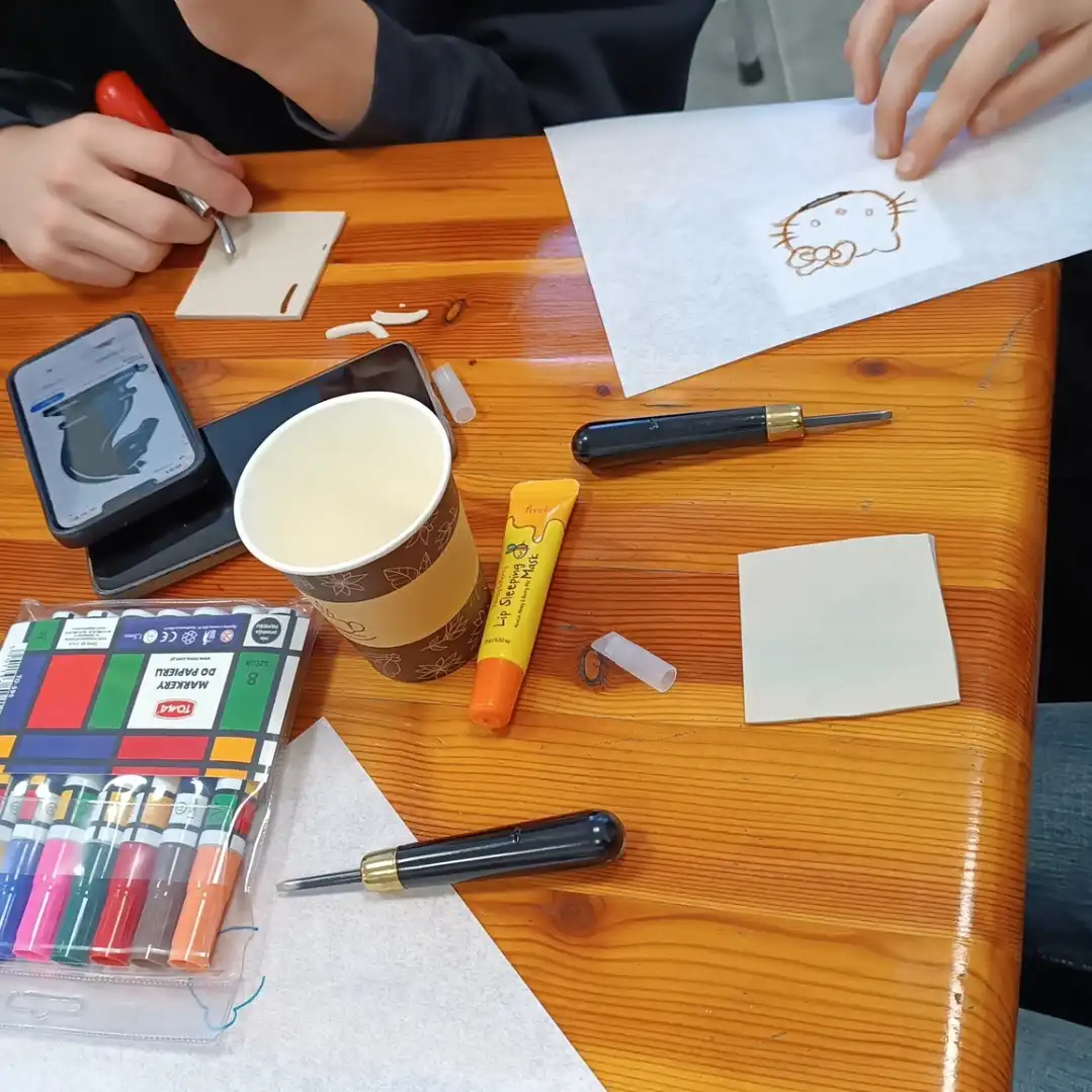 Stół z materiałami użytymi podczas warsztatów. - powiększenie