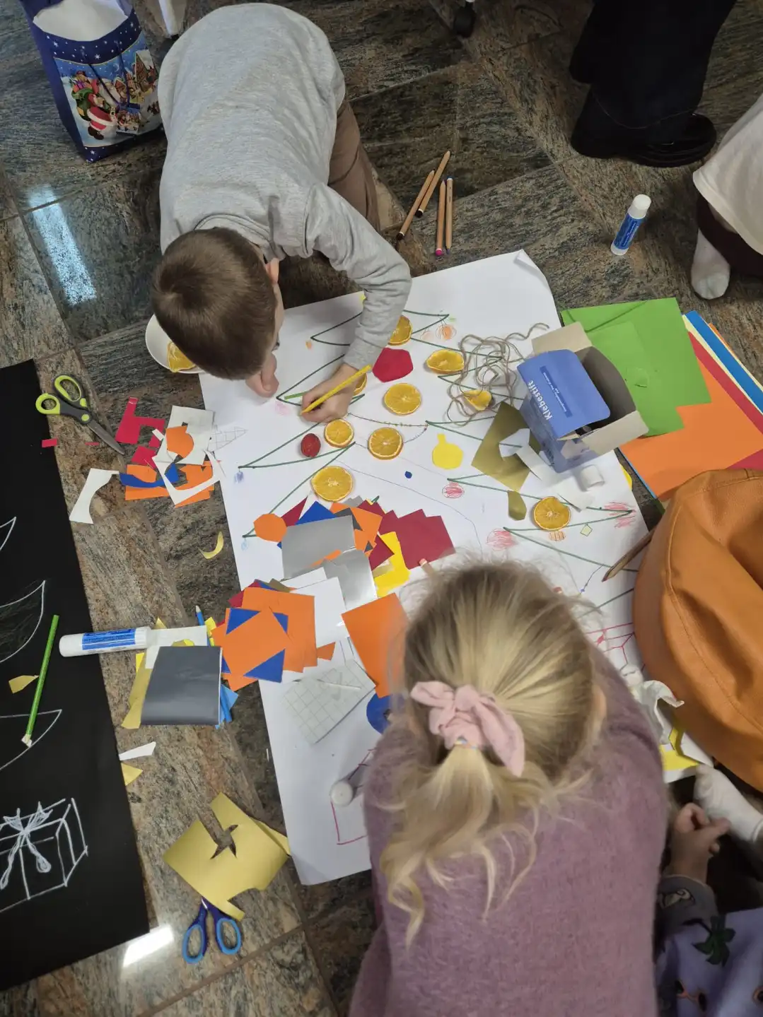 Grupa przedszkolaków podczas zajęć w Filii Nr 1. - powiększenie