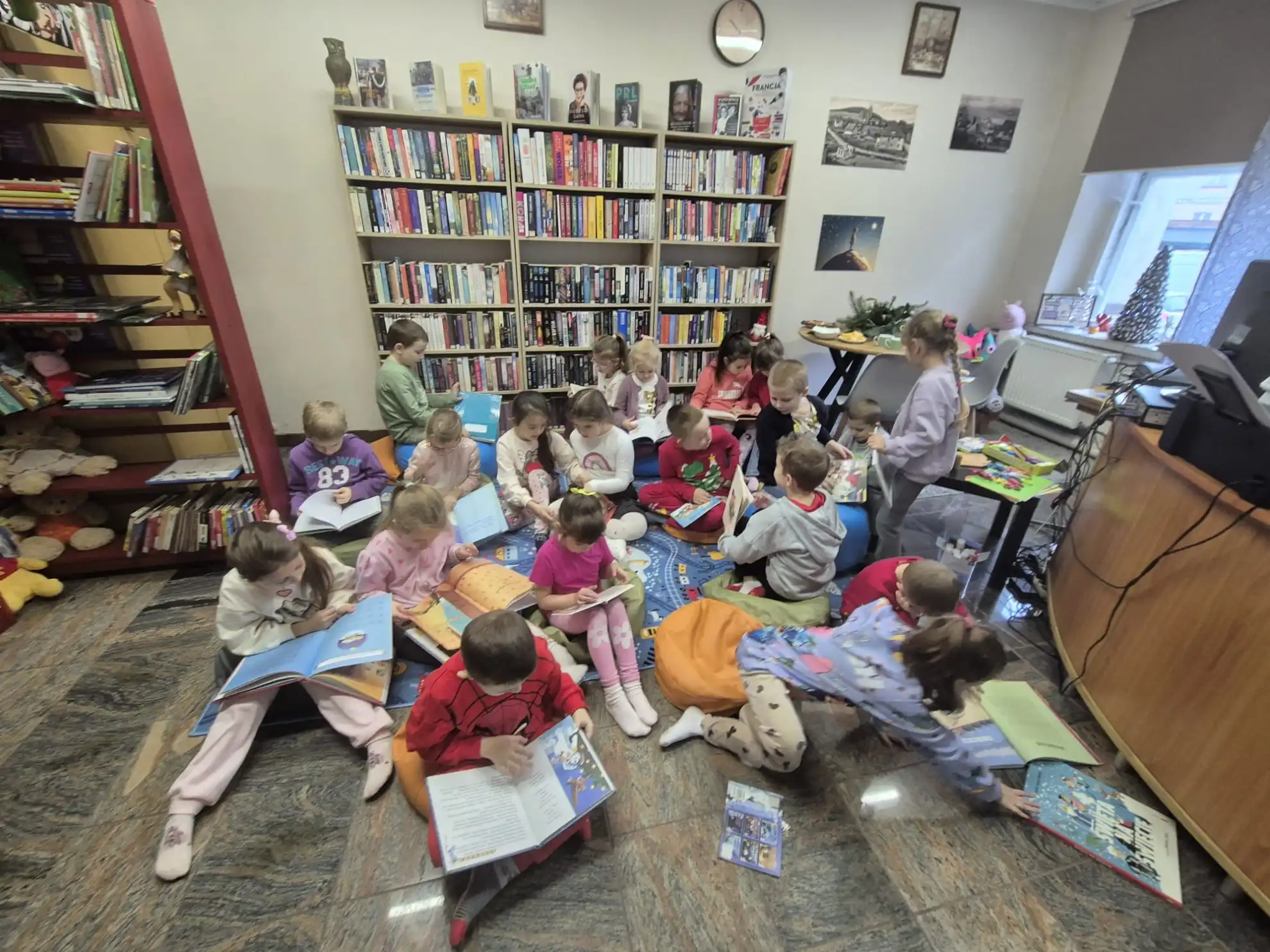 Grupa przedszkolaków podczas zajęć w Filii Nr 1. - powiększenie