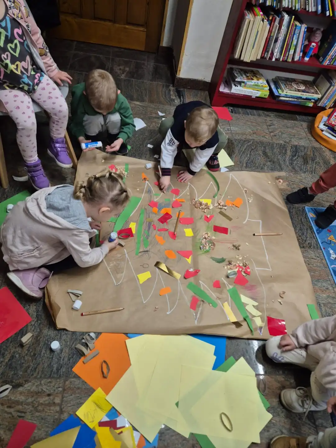 Ozdabianie eko-choinki przez przedszkolaki w trakcie zajęć w Filii Nr 1. - powiększenie